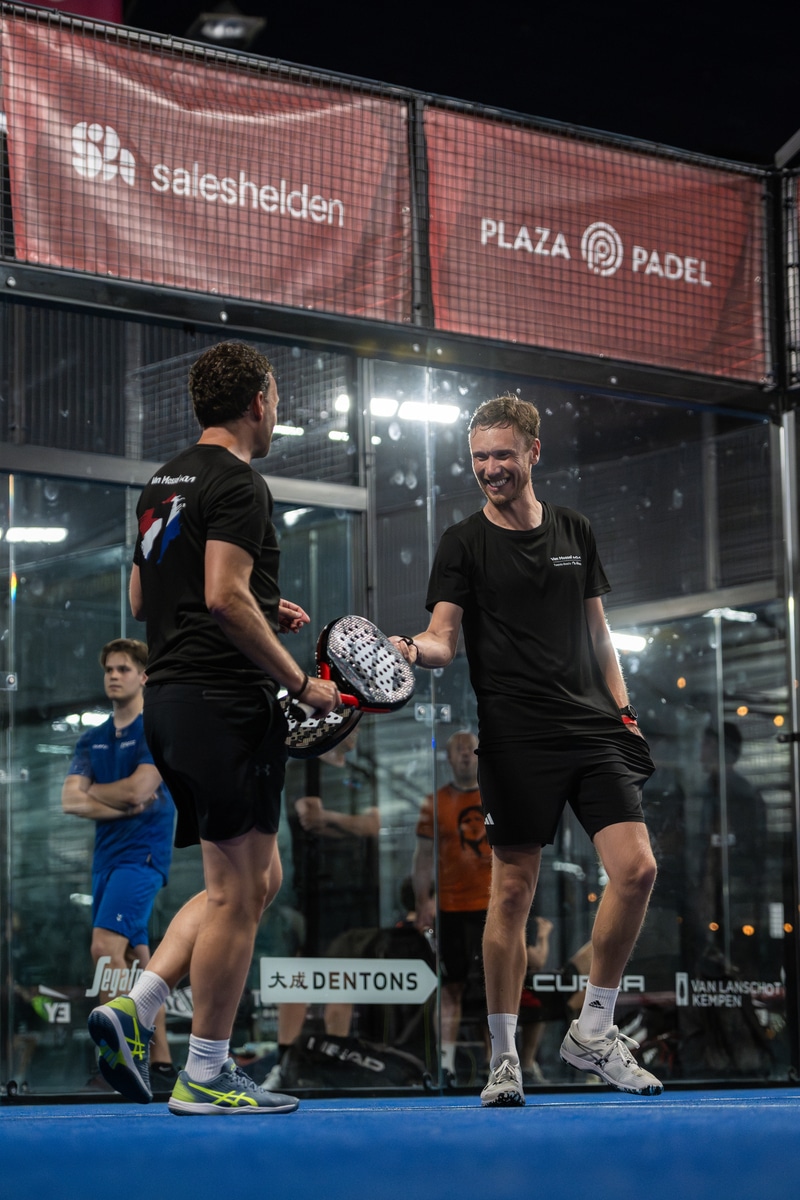 Informele connecties en sportieve interactie op de baan tijdens de FrontRow Business Padel Cups