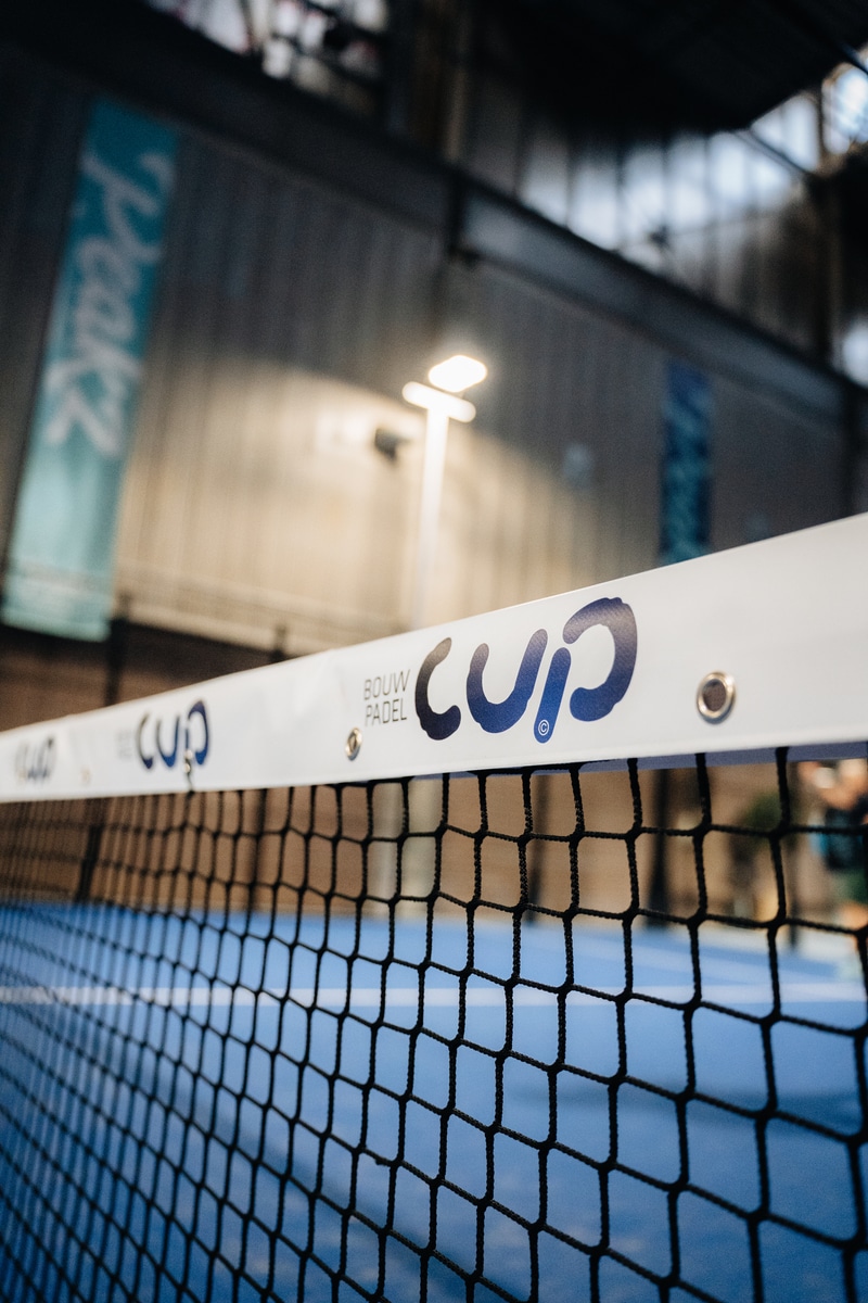Detail van het padelnet tijdens de Bouw Padel Cup op een professionele indoorbaan