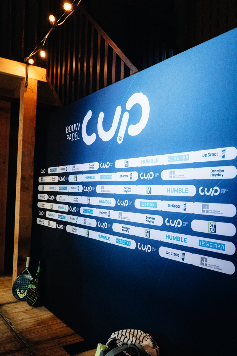 Brandingwand met partners en logo’s tijdens de Bouw Padel Cup