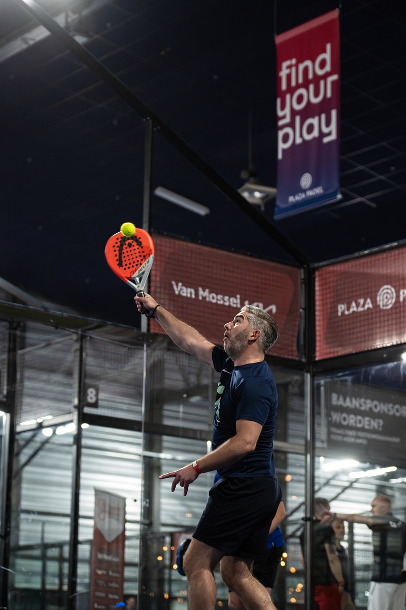 Dynamische sportieve setting waarin bedrijven elkaar ontmoeten en samenwerken tijdens de FrontRow Business Padel Cup